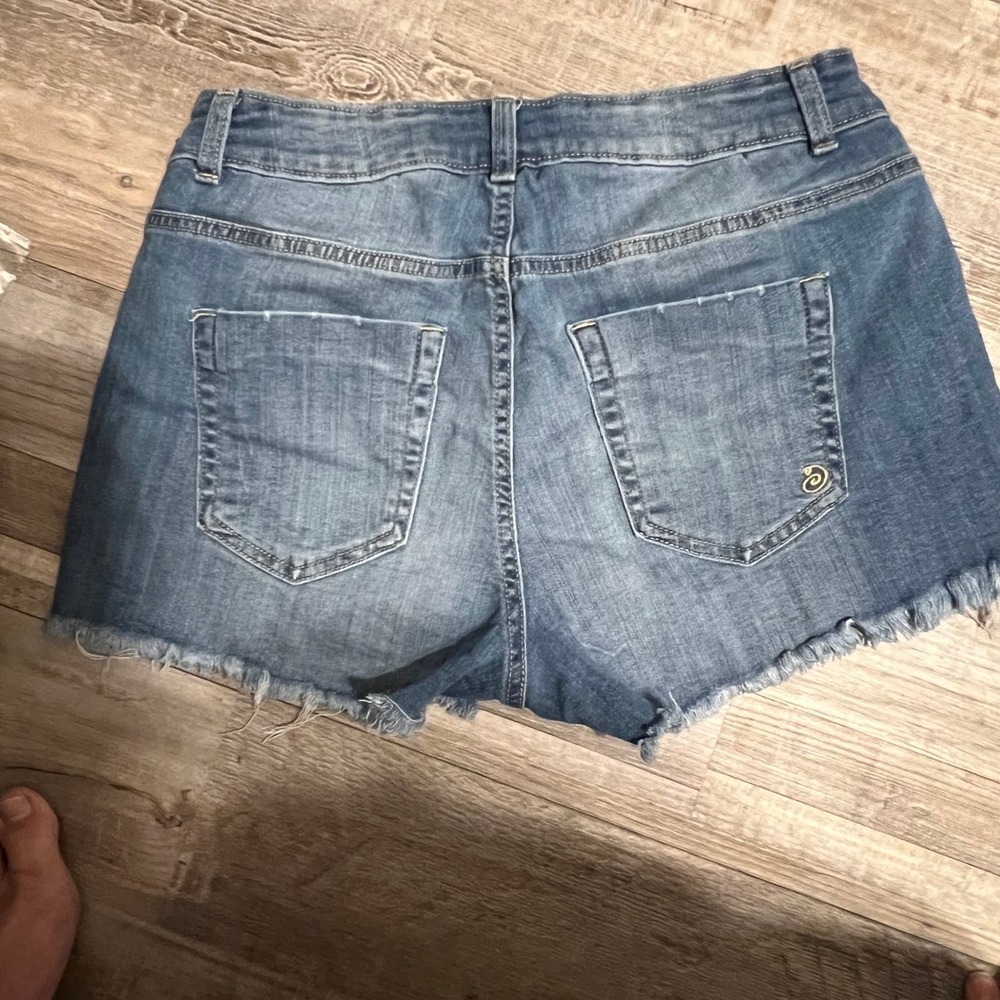 Indigo Rein Women Denim Shorts Distressed Frayed Blue Size 9 28W - Picture 2 of 4